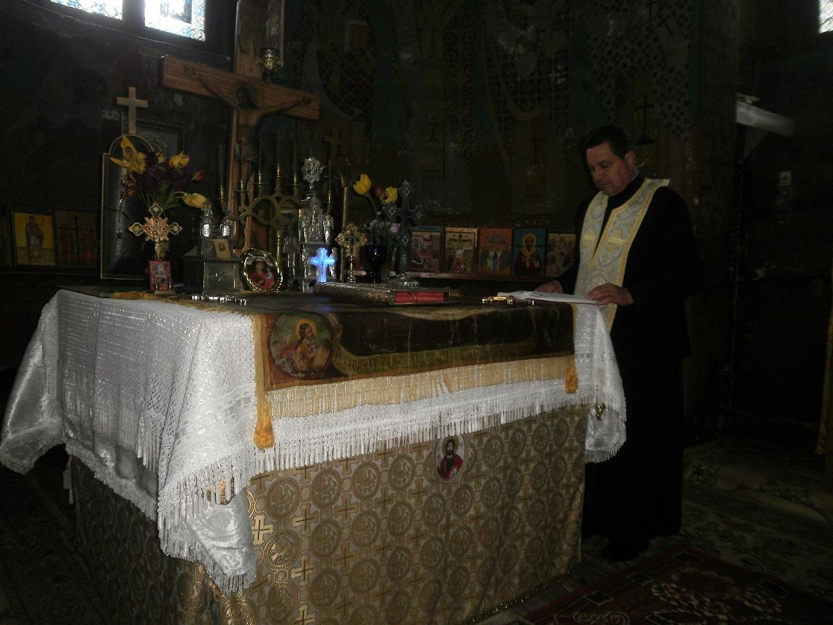 În Sfântul Altar